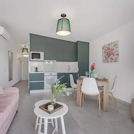 1bdr Seaview In Адехе