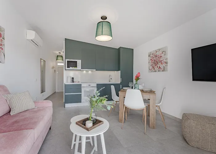 1bdr Seaview In 아데제